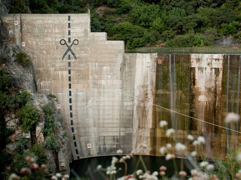 Look twice: The Scissors on this California Dam are Real